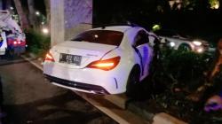 Hantam Trotoar di Senayan, Pengemudi Mercedes-Benz Tewas