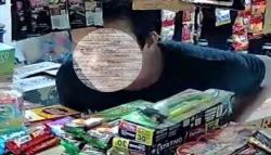 Viral, Wajah Pencuri Minimarket di Karawang Terekam CCTV Sangat Jelas<