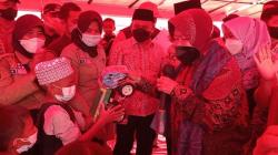 Kunjungan ke Babel, Mensos Risma Beri Hadiah Mobil ke Anak-anak