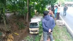Mobil Boks Terjun ke Parit di Pangandaran, Sopir-Kernet Selamat