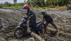 Penampakan Jalan Trans Kalimantan Rusak Parah