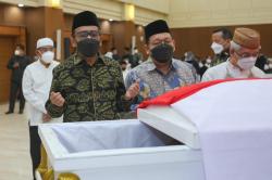 Mahfud MD Beri Penghormatan Terakhir kepada Jenazah Mantan Ketua BPK Harry Azhar Azis  