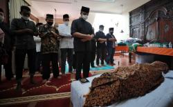 Layat ke Rumah Duka Almarhum Harry Azhar, Anies Jadi Imam Sholat Jenazah