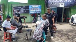 Cukur Rambut Sambil Beramal, Cara Unik Galang Dana untuk Korban Erupsi Semeru