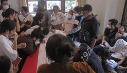 Tangis Keluarga di Peti Jenazah Mantan Gubernur NTT Frans Lebu Raya