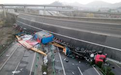 Jembatan Runtuh Timpa Jalan Tol, 4 Orang Tewas, 8 Luka-Luka
