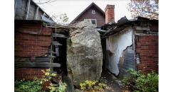 Unik, Kejatuhan Batu Besar, Rumah Ini Malah Jadi Tempat Wisata