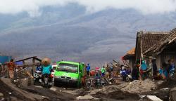 Warga Nekat Datangi Zona Merah Gunung Semeru meski Sudah Diperingatkan