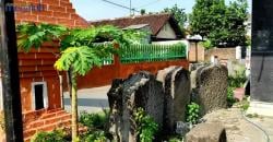 Misteri Kemunculan 3 Batu Kuno di Pinggir Jalan Raya, Visualnya Mirip Sosok Dewa