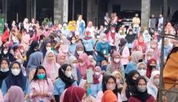 Perusahaan Dinilai Enggan Naikkan Upah, Buruh di Sukabumi Demo di Halaman Pabrik<