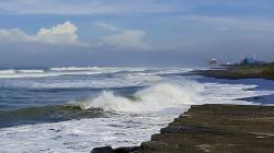 BMKG Ingatkan Wisatawan Waspadai Gelombang Tinggi di Pantai Selatan Jawa 