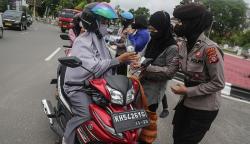 Aksi Polwan Peringati Hari Ibu dengan  Bagikan Bunga dan Masker