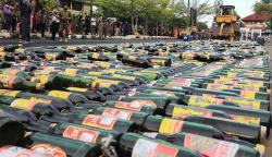 11.209 Botol Minuman Keras Hasil Operasi Pekat Dimusnahkan