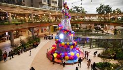 Pohon Natal Setinggi 12 Meter Hiasi Pusat Perbelanjaan Medan