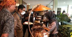 Singgah ke The Surosowan, Sandiaga Uno Ketagihan Mencicipi Rabeg dan Nasi Gonjleng Cilegon  