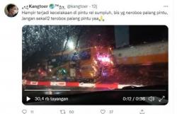 Ngeri, Bus Terobos Palang Perlintasan Nyaris Tertabrak Kereta Api di Sumpiuh Banyumas