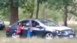 Sungguh Tega, 2 Balita Dipaksa Keluar Mobil Sementara Ibu Berhubungan Seks 
