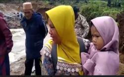 Sungai Endikat Meluap, Jembatan di Desa Segamit Muara Enim Putus<