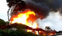 Disangka Anak Istri Masih di Dalam Rumah, Pria di Cianjur Nekat Terobos Kobaran Api<