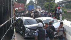 Penampakan Tujuh Mobil Diseruduk Truk Tronton di Jalan RE Martadinata, Kondisi Rusak Parah