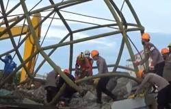 Bangunan Masjid di Mamuju Roboh Timpa 4 Pekerja, 2 Orang Masih Terjebak