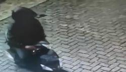 Terekam CCTV, Pria Berjaket Hitam Gasak Uang Kotak Amal Musala di Sukabumi<