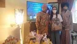 Cerita Pilot Termuda Dunia Suka Makan Sate : Saus Kacangnya Enak Sekali