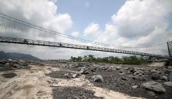 Jembatan Gantung Kaliregoyo Sepanjang 198 Meter Menghubungkan Desa di Lumajang