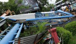 Papan Reklame Roboh Diterjang Angin Kencang