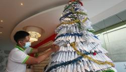 Unik, Pohon Natal dari Kertas Bekas Setinggi 3 Meter