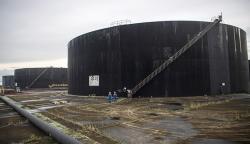 Penampakan Tangki Penampungan Minyak Terbesar di Indonesia