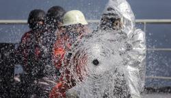 Prajurit TNI AL Simulasi Penyelamatan Kapal