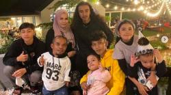 Wow, Artis Berbadan Mungil Ini Punya Anak Tinggi Cantik dan Ganteng 