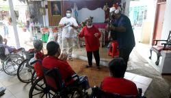 Berbagi Kasih Jelang Natal, MNC Peduli Salurkan Sembako di Rumah Panti Jompo Bekasi<