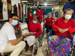 MNC Peduli Bagikan Sembako Untuk Rumah Jompo di Bekasi, Pengelola: Senang Ada Kunjungan, Bisa Berbagi Suka Cita<