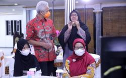Kisah Perjuangan Ibu-Ibu Hebat Ini Bikin Ganjar Pranowo Terharu