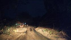 Tebing Gunung Cantayan Purwakarta Longsor, Jalan Bendungan Cirata-Maniis Terputus <