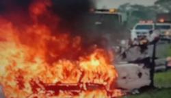 Ngeri, Sedan Mewah Terbakar Hebat di Tol Cipularang Purwakarta<