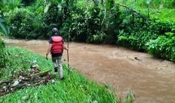 Cari Ibu-Anak Terseret Arus, Tim SAR Sisir Sungai Ciwangun Lembang KBB