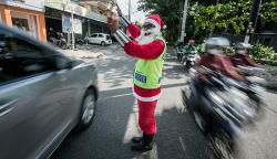 Aksi Sinterklas Atur Lalu Lintas Jalan Kota Solo