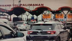 Sehari Jelang Natal, Ribuan Kendaraan Antre di GT Palimanan Cirebon <
