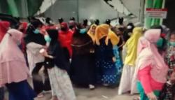 Kesal Bau Limbah, Emak-emak Blokade Akses Masuk PT SPV Purwakarta