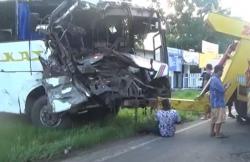 Kecelekaan Mengerikan Bus Tabrak Truk di Bangkalan, 1 Tewas 4 Luka Berat