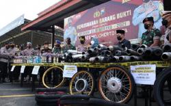 Jelang Nataru, Polresta Mojokerto Musnahkan 2.713 Botol Miras dan Knalpot Brong<