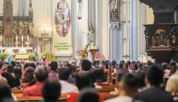 Suasana Khidmat Misa Natal Pagi di Gereja Katedral