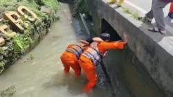 Kejar Paket Jatuh ke Air, Driver Ojol Perempuan di Palembang Tewas Terseret Banjir<