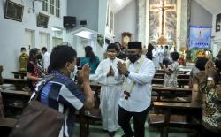 Kunjungi Gereja Katedral Lampung, Menag Yaqut Berdoa Natal 2021 Aman<