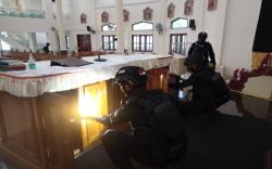 Pastikan Ibadah Natal Aman, Brimob Polda Sulut Sterilisasi Gereja<