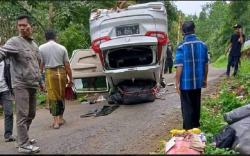 Diduga Ada yang Melepaskan Rem Tangan, Mobil Travel Terguling di Lengkong Sukabumi<