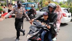 Polisi Razia Vaksin Covid-19 Warga yang Masuk Wisata Puncak Bogor